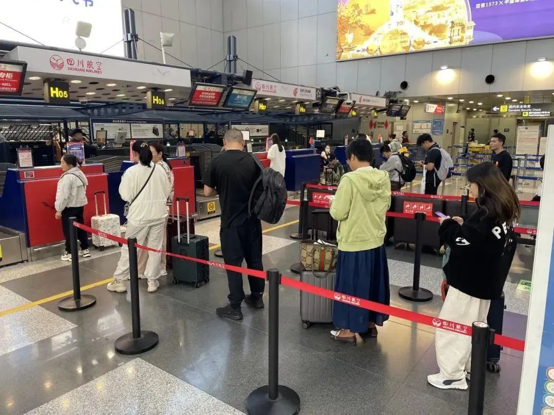 国庆首日,高速、火车站、机场又见“人从众” 国庆首日,高速、火车站、机场又见“人从众”