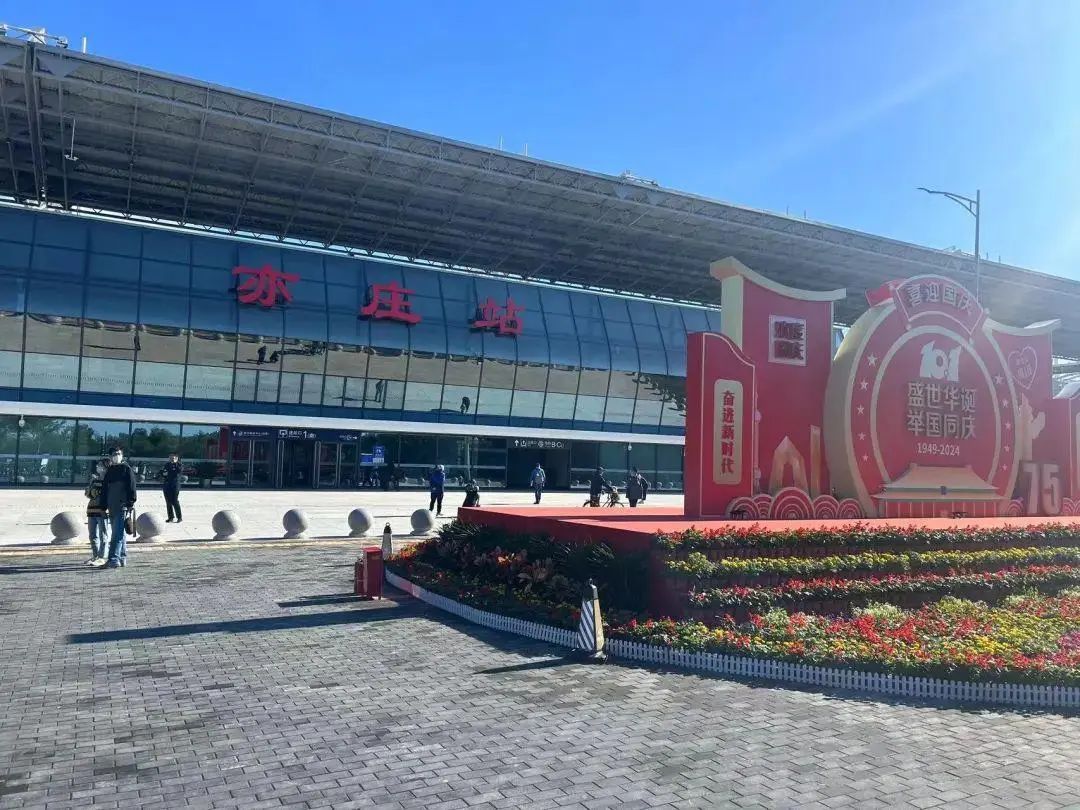 国庆首日,高速、火车站、机场又见“人从众” 国庆首日,高速、火车站、机场又见“人从众”