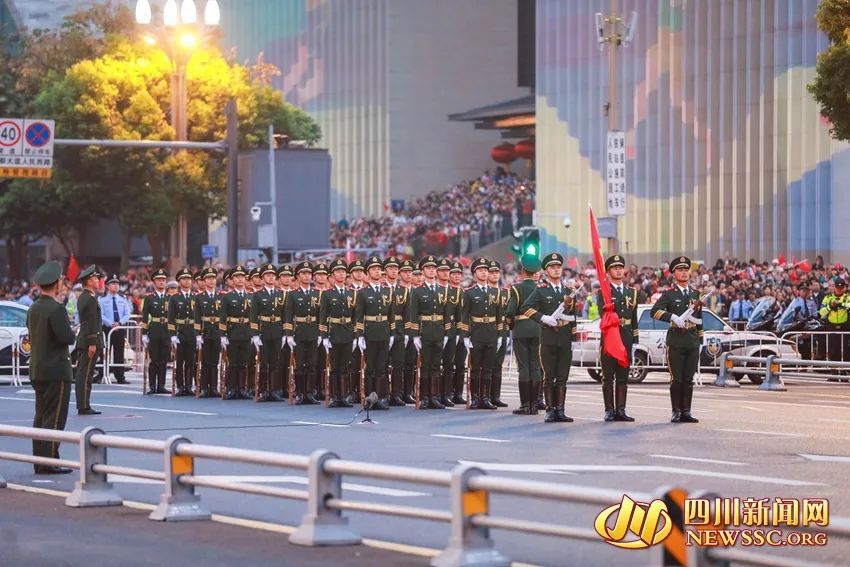 “祖国生日快乐！” 成都天府广场举行国庆升旗仪式