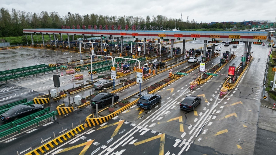 上海高东收费站迎出城车流高峰，排队缓行情况凸显！警方用无人机取证交通违法