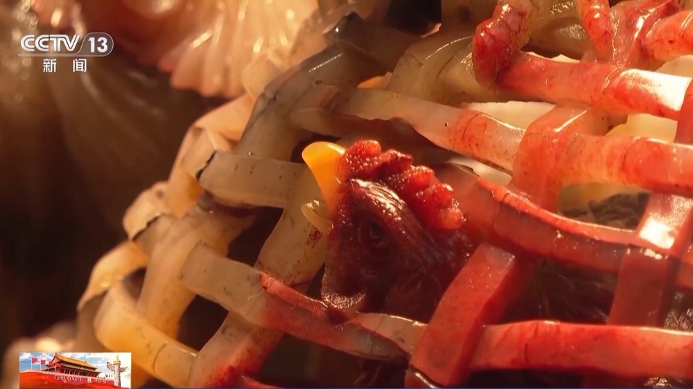 文化中国行丨指尖上的非遗国礼！用比绣花针还细的刻刀“俏色巧雕”