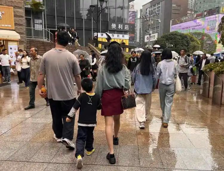 重庆“断崖式降温”后市民“乱穿衣”，街头看尽“春夏秋冬”
