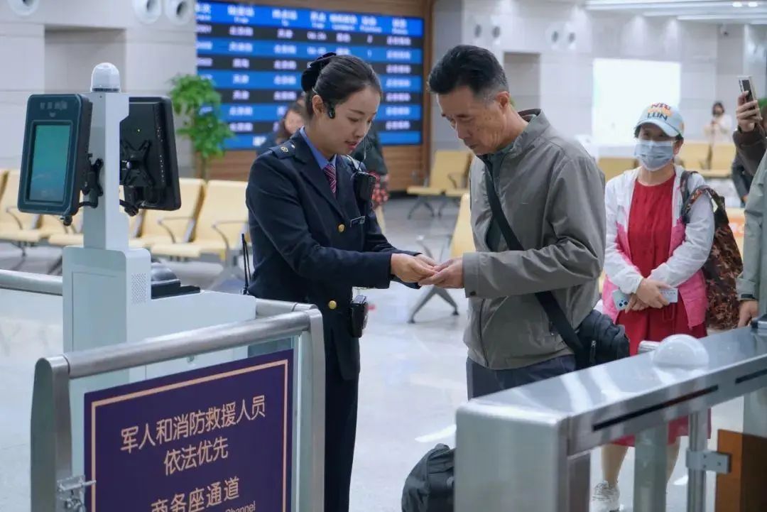 国庆首日,高速、火车站、机场又见“人从众” 国庆首日,高速、火车站、机场又见“人从众”