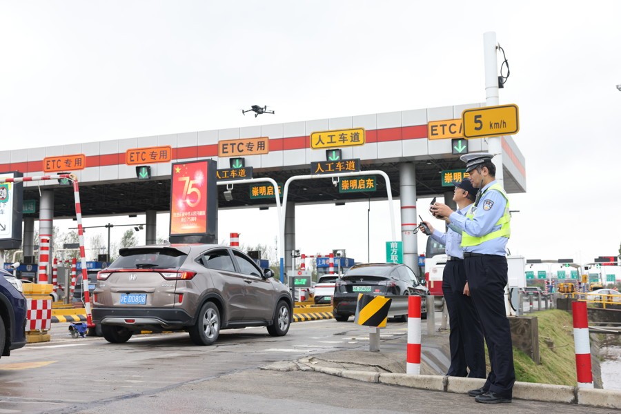 上海高东收费站迎出城车流高峰，排队缓行情况凸显！警方用无人机取证交通违法