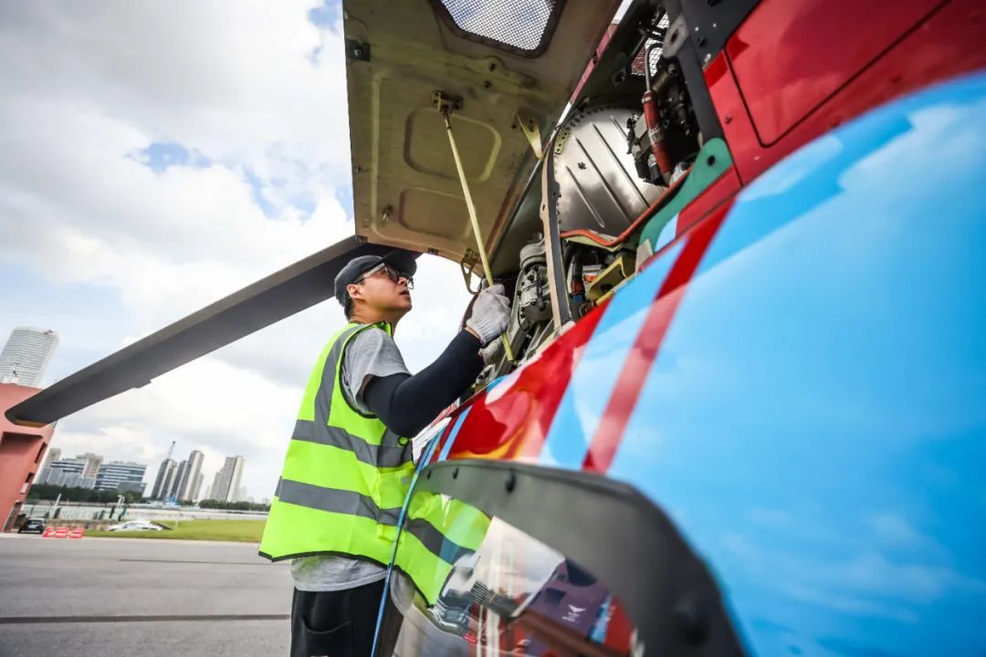 黄浦江两岸美景尽收眼底，上海新增一条低空载客航线