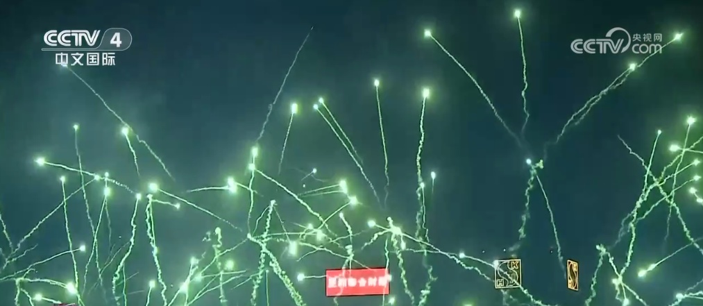 数万枚礼花点亮香港夜空 各界欢庆新中国75周年华诞