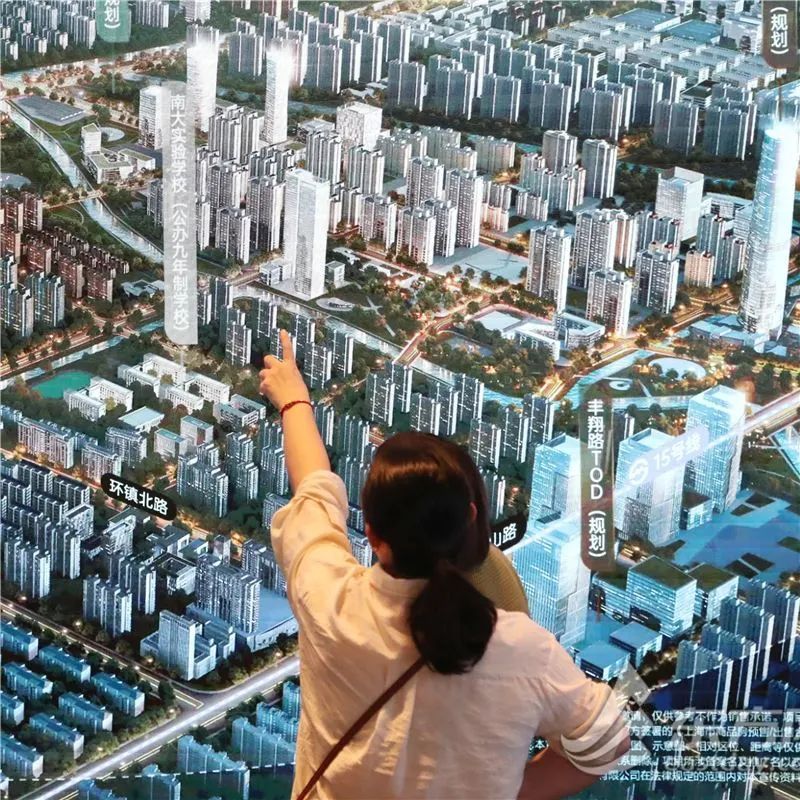 直击上海楼市新政施行首日：售楼处人头攒动，有人六七点就排队认筹