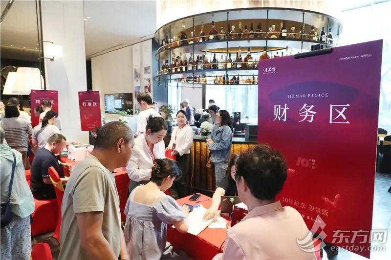 直击上海楼市新政施行首日：售楼处人头攒动，有人六七点就排队认筹