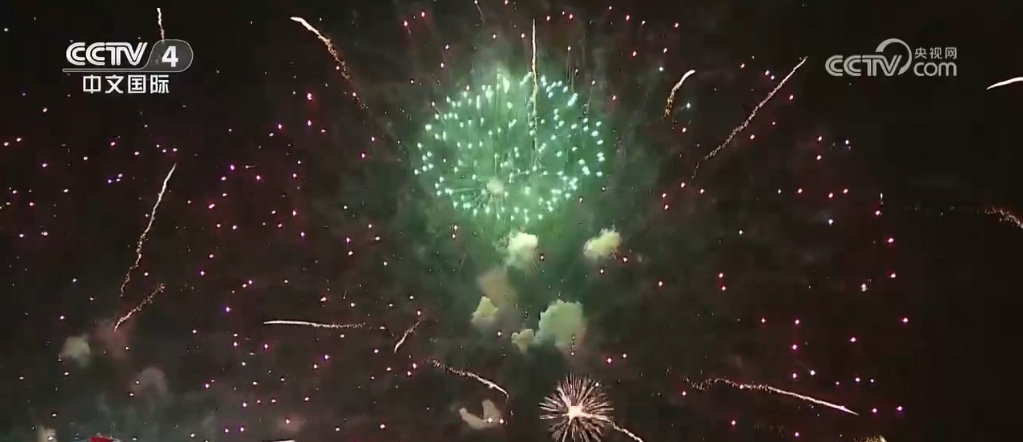 数万枚礼花点亮香港夜空 各界欢庆新中国75周年华诞