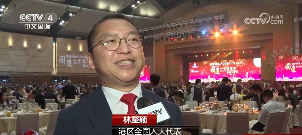 数万枚礼花点亮香港夜空 各界欢庆新中国75周年华诞