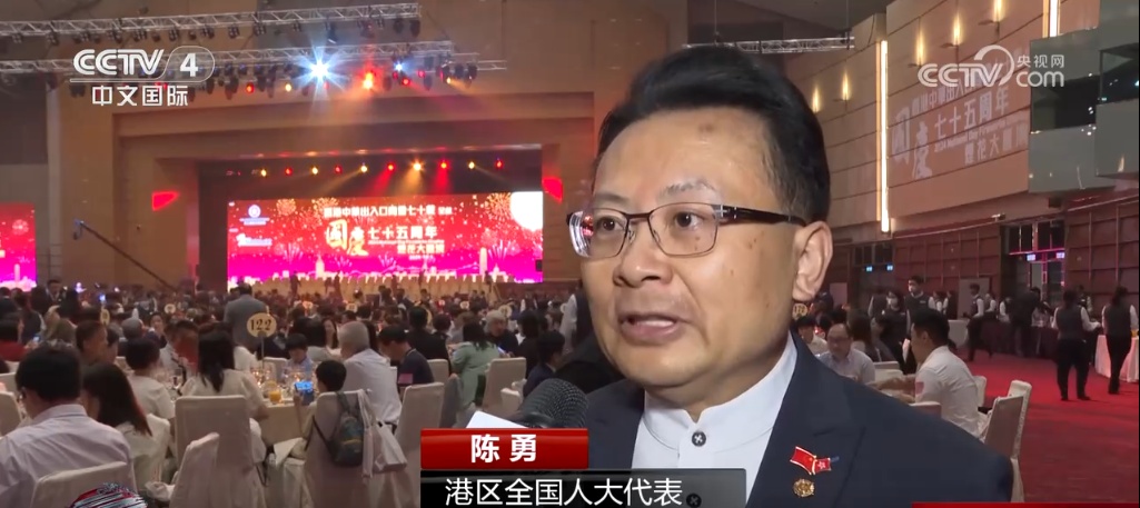 数万枚礼花点亮香港夜空 各界欢庆新中国75周年华诞