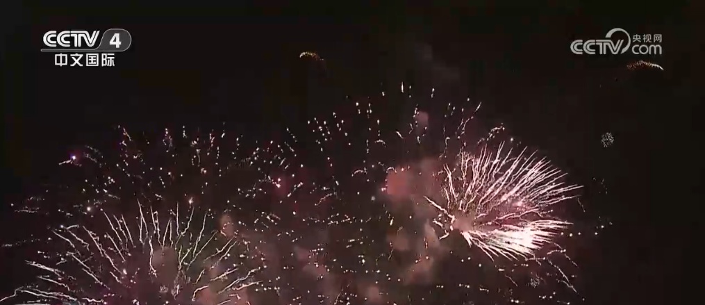 数万枚礼花点亮香港夜空 各界欢庆新中国75周年华诞