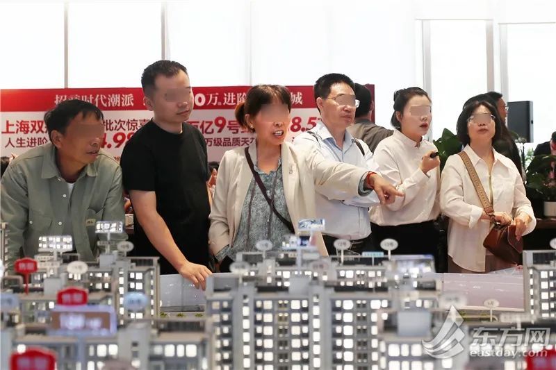 直击上海楼市新政施行首日：售楼处人头攒动，有人六七点就排队认筹