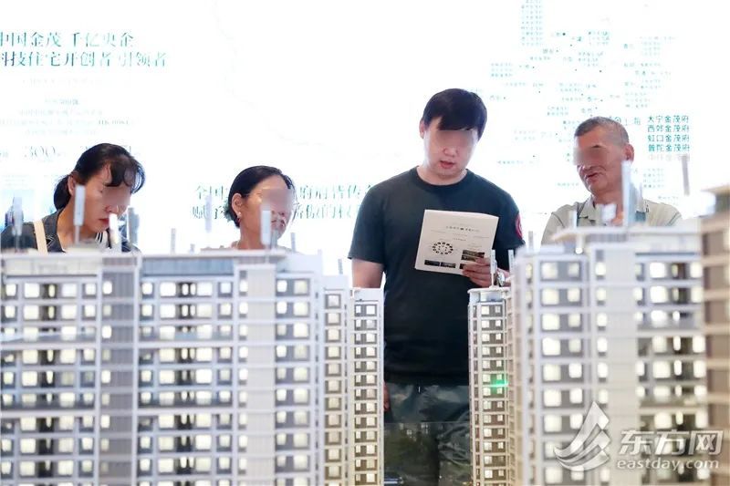 直击上海楼市新政施行首日：售楼处人头攒动，有人六七点就排队认筹