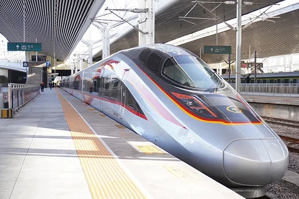 国铁太原局首开“复兴号”智能动车组