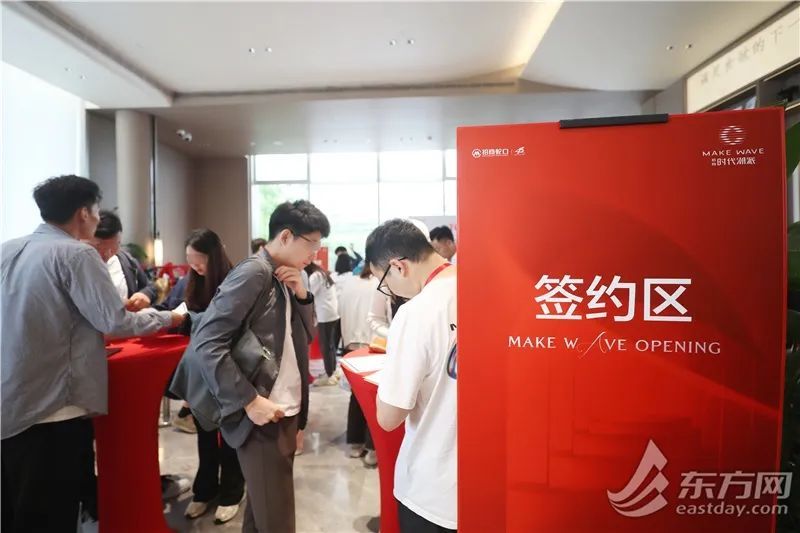 直击上海楼市新政施行首日：售楼处人头攒动，有人六七点就排队认筹