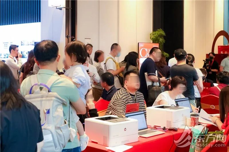 直击上海楼市新政施行首日：售楼处人头攒动，有人六七点就排队认筹