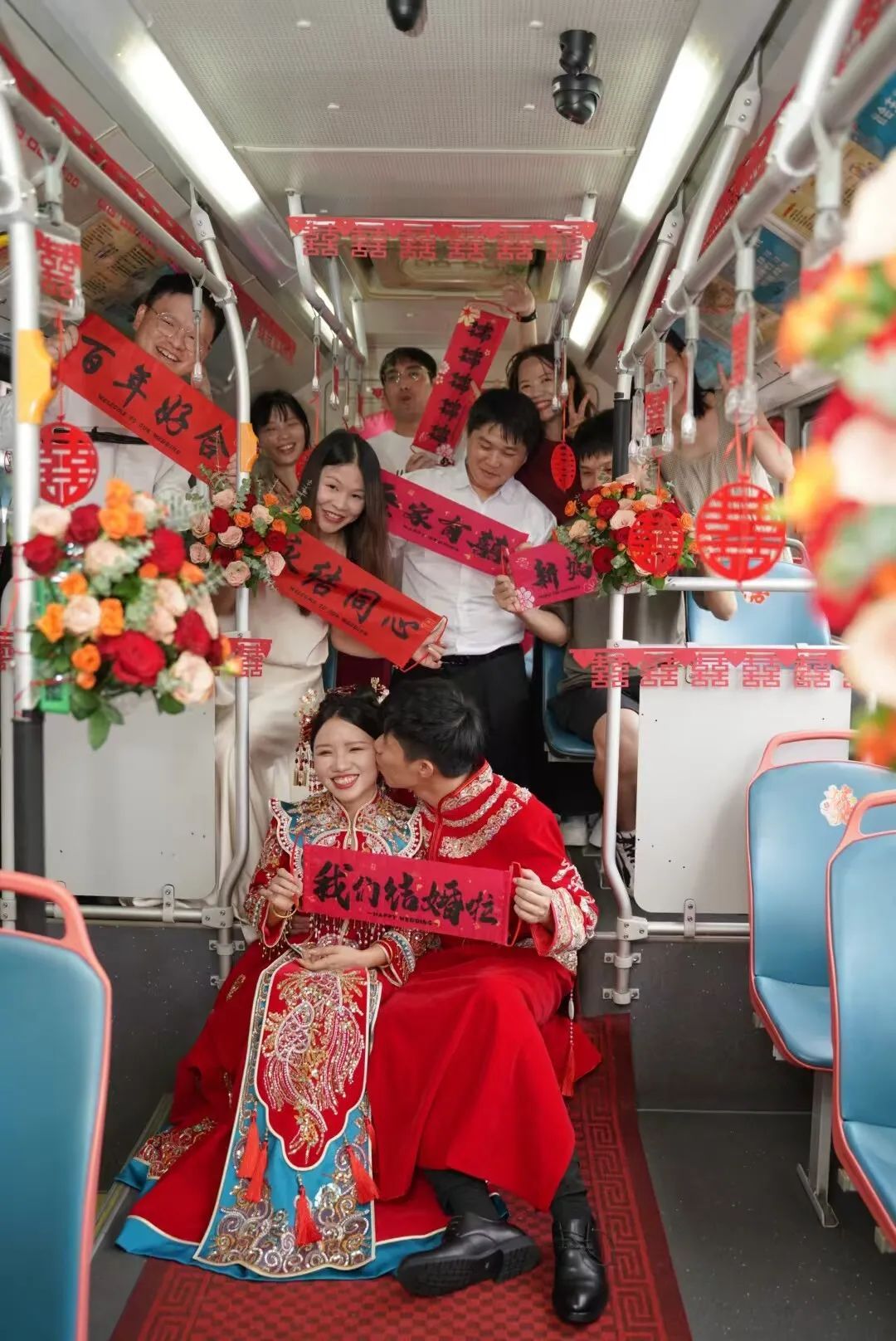 柳州新婚夫妻用公交车当婚车,新娘:创意又拉风! 柳州新婚夫妻用公交车当婚车,新娘:创意又拉风!