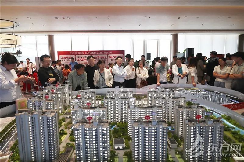 直击上海楼市新政施行首日：售楼处人头攒动，有人六七点就排队认筹