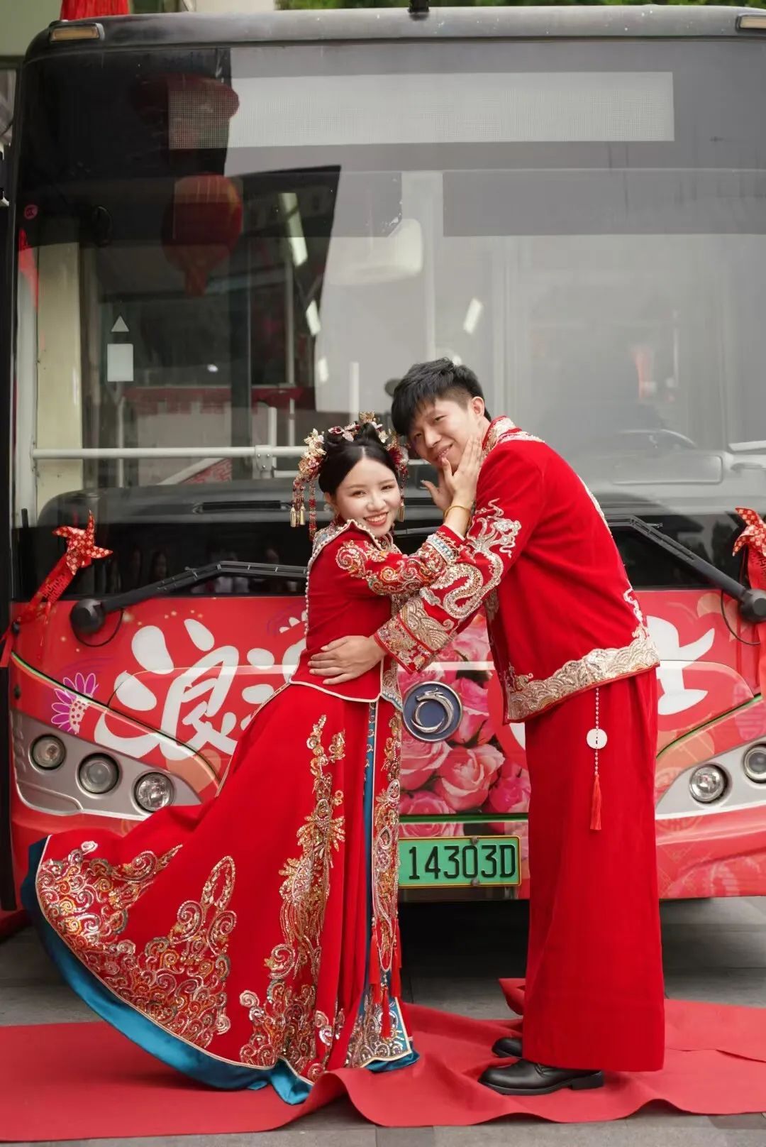 柳州新婚夫妻用公交车当婚车,新娘:创意又拉风! 柳州新婚夫妻用公交车当婚车,新娘:创意又拉风!