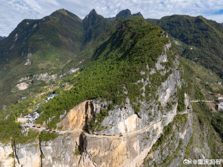 中国最美挂壁公路兰英天路火了 中国最美挂壁公路兰英天路火了
