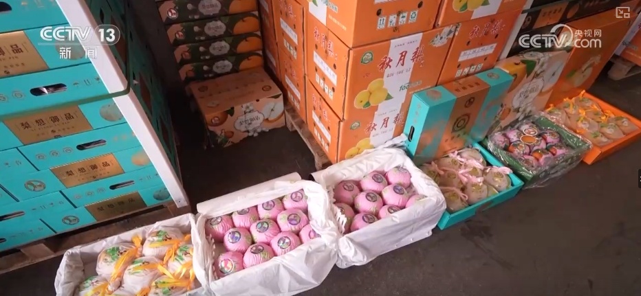 国庆假日消费红红火火 品类丰富价格稳、选车逛展顾客络绎不绝 国庆假日消费红红火火 品类丰富价格稳、选车逛展顾客络绎不绝