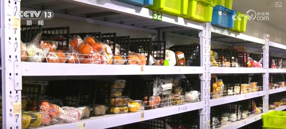 国庆假日消费红红火火 品类丰富价格稳、选车逛展顾客络绎不绝 国庆假日消费红红火火 品类丰富价格稳、选车逛展顾客络绎不绝