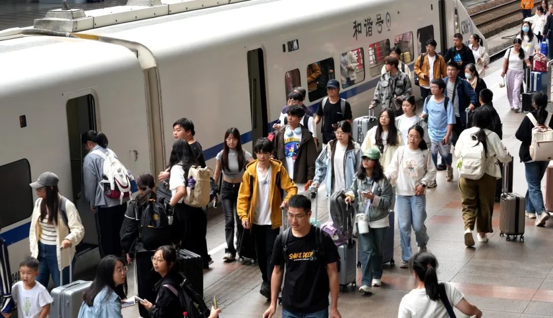 【提示】客流持续处于高位，预计今日长三角铁路发送旅客355万人次