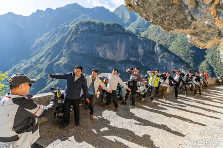 中国最美挂壁公路兰英天路火了 中国最美挂壁公路兰英天路火了