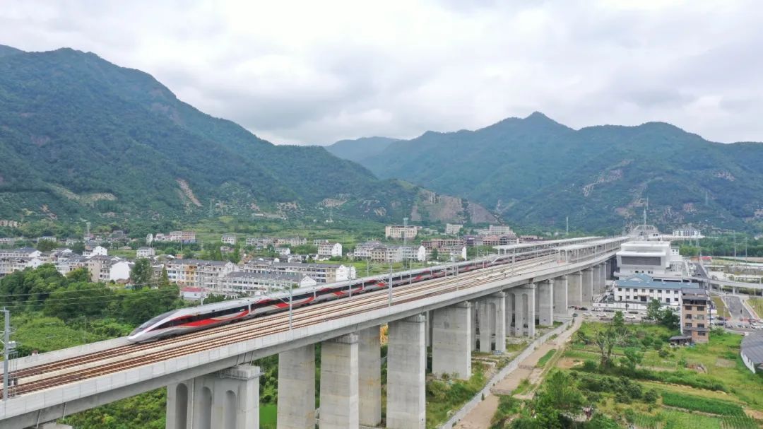 【提示】客流持续处于高位，预计今日长三角铁路发送旅客355万人次