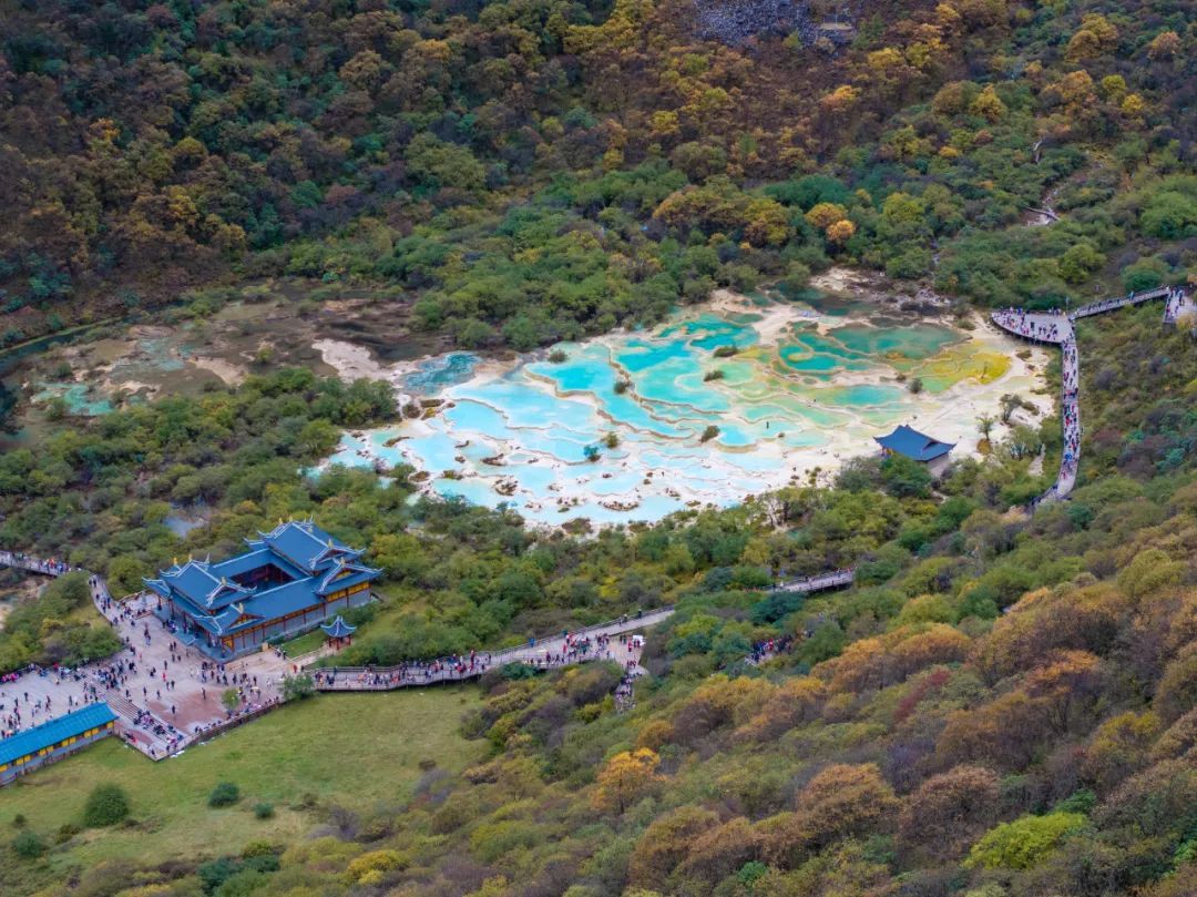 黄龙景区创下单日游客接待纪录，国内多景区客流高位运行