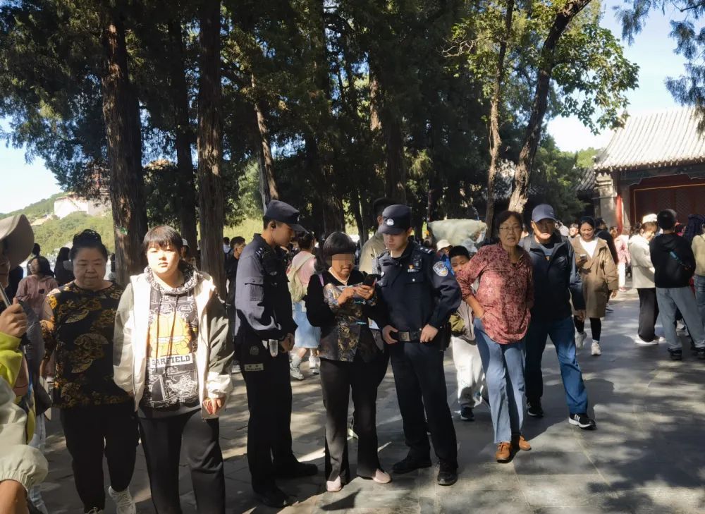 颐和园国庆假期日均客流量超10余万人次 民警平均每天接到四五起走失寻人警情