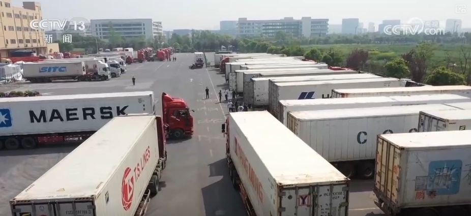 国庆假日消费红红火火 品类丰富价格稳、选车逛展顾客络绎不绝 国庆假日消费红红火火 品类丰富价格稳、选车逛展顾客络绎不绝