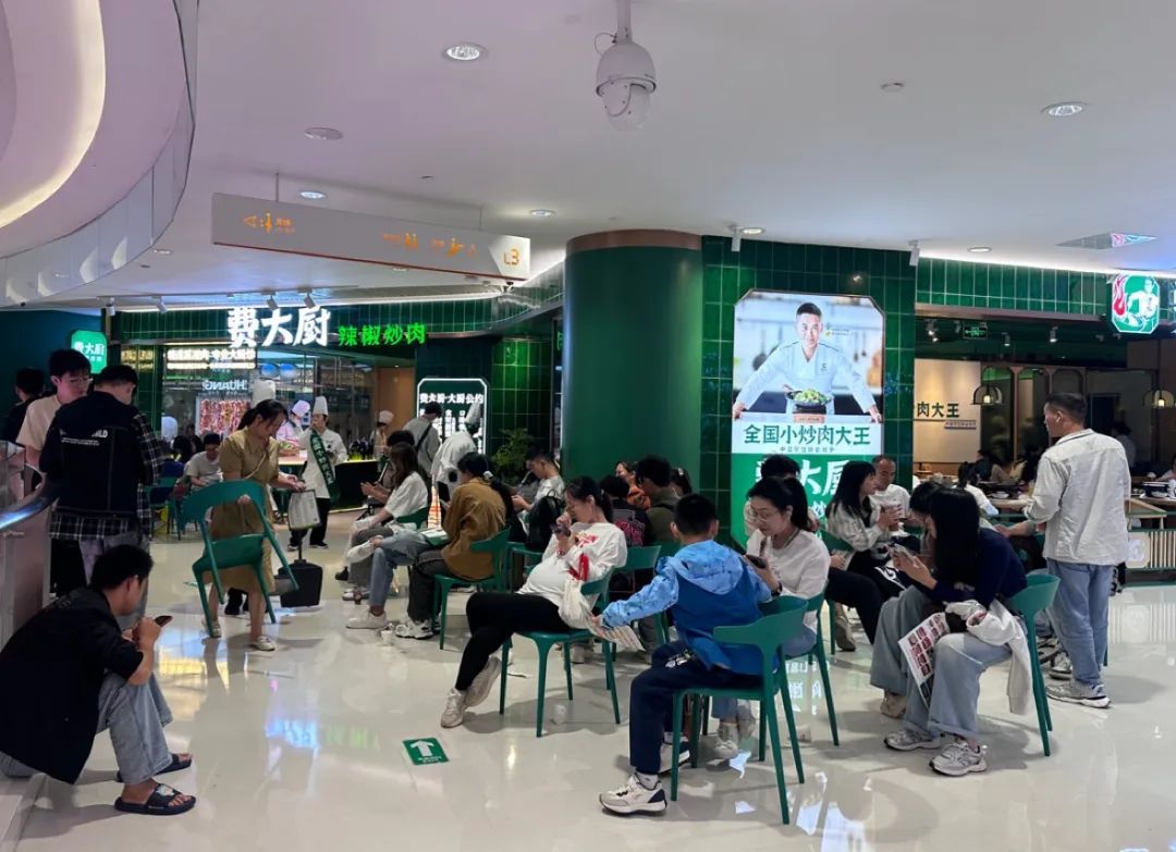 国庆假期火锅店、奶茶店火热，多地爆单