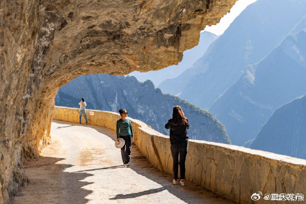 中国最美挂壁公路兰英天路火了 中国最美挂壁公路兰英天路火了