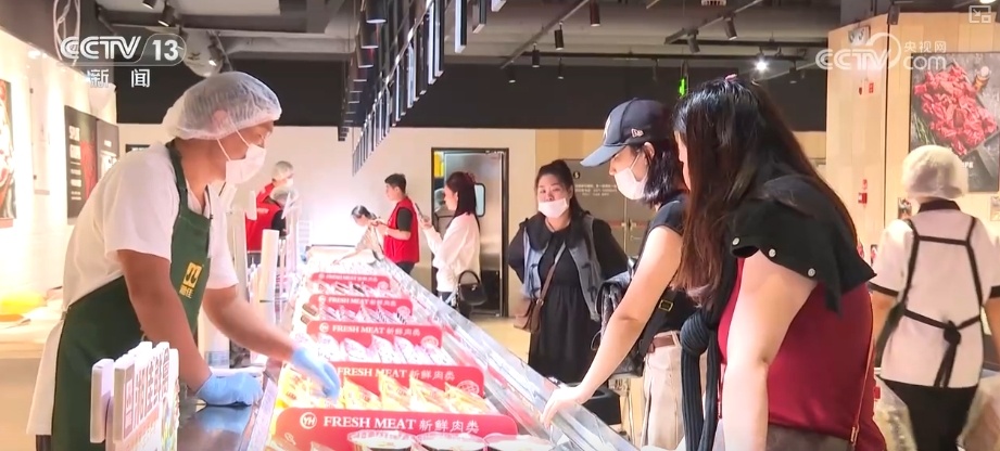 国庆假日消费红红火火 品类丰富价格稳、选车逛展顾客络绎不绝 国庆假日消费红红火火 品类丰富价格稳、选车逛展顾客络绎不绝