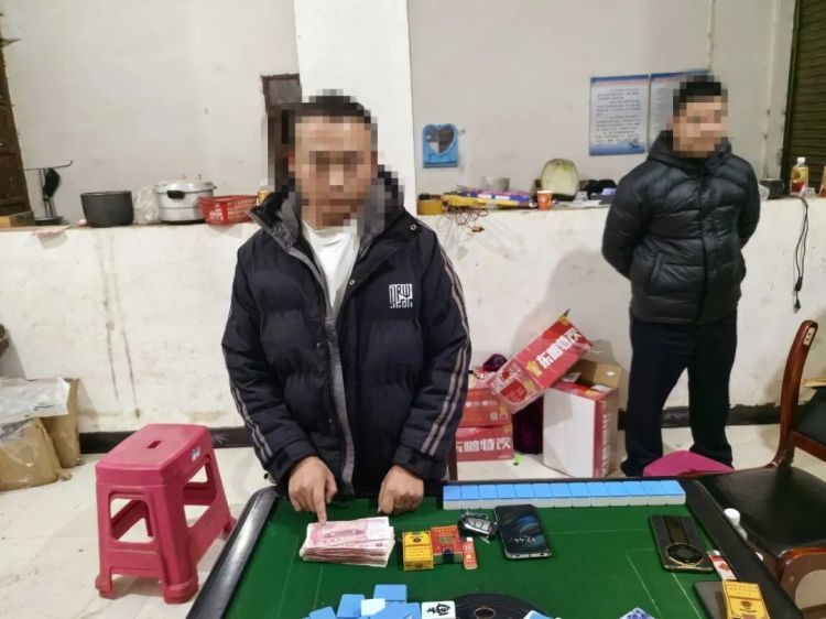打麻将赌博,四男子被民警“一锅端”! 打麻将赌博,四男子被民警“一锅端”!