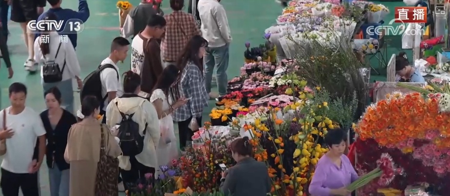活力中国，生活有芬芳！假期“花”样百出 花海人海热闹非凡
