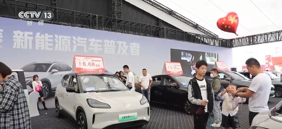 国庆假日消费红红火火 品类丰富价格稳、选车逛展顾客络绎不绝 国庆假日消费红红火火 品类丰富价格稳、选车逛展顾客络绎不绝