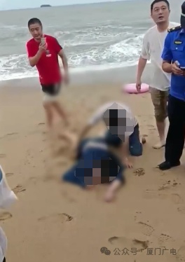 大浪卷走母女，危急时刻他们逆浪前行！