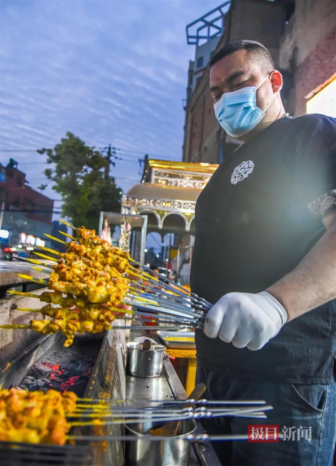 卖烧烤的新疆小伙结婚,收到了来自湖北的祝福! 卖烧烤的新疆小伙结婚,收到了来自湖北的祝福!