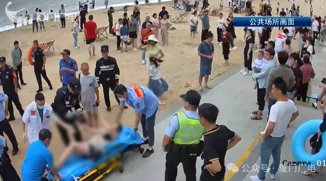 大浪卷走母女，危急时刻他们逆浪前行！