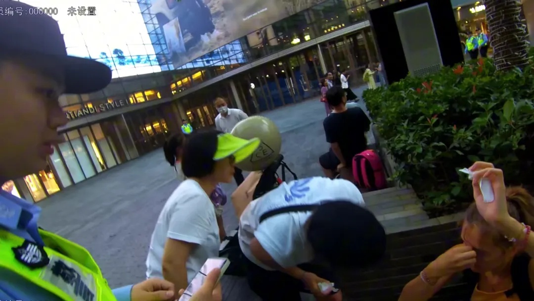 手脚迅速僵硬发麻、满地都是带血纸巾？游客突发意外，上海警方出手了→