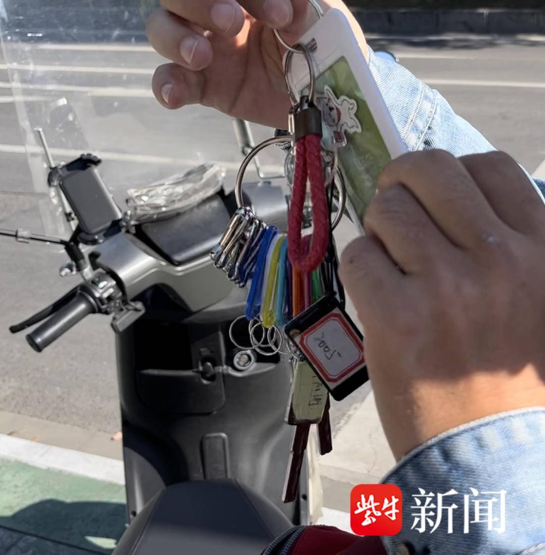 南京小伙国庆假期每天上门喂宠数十家，手里一大串钥匙自嘲“像收租的”