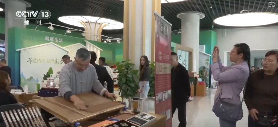 文化服饰秀、“非遗+生活”“生态+研学”激活假日文旅消费新活力 文化服饰秀、“非遗+生活”“生态+研学”激活假日文旅消费新活力