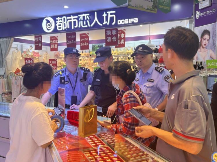 女子买黄金很“豪爽”,金店店长迅速报警 女子买黄金很“豪爽”,金店店长迅速报警