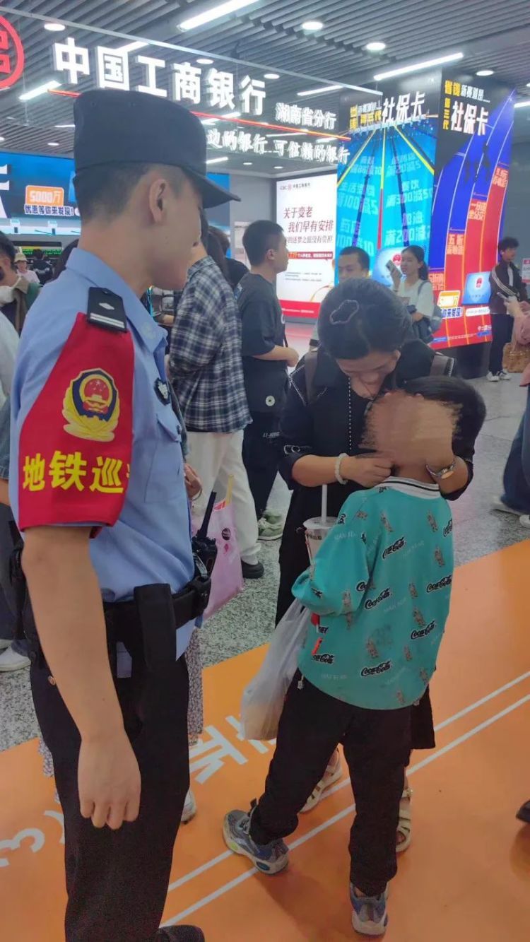 事发长沙地铁1号线！民警不到两小时捡了3个娃