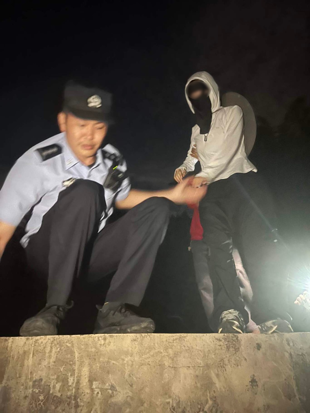 市民按“攻略”爬西樵山，不料进退两难！民警紧急救援