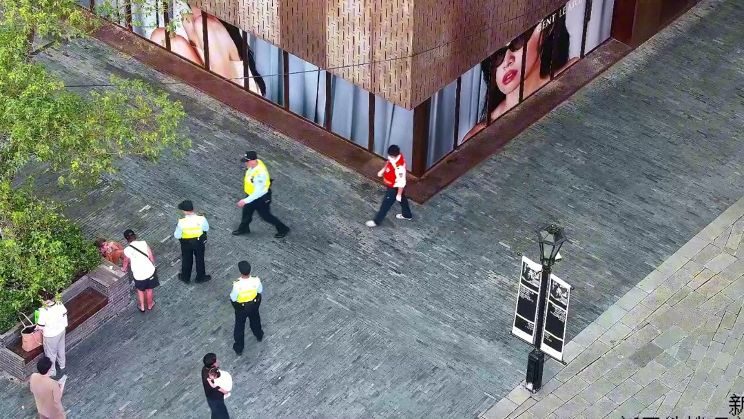 国庆假期，上海再现“拉链式”人墙！有游客突发紧急情况，上海警方提示→