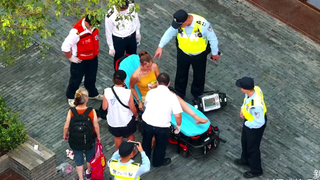 国庆假期，上海再现“拉链式”人墙！有游客突发紧急情况，上海警方提示→